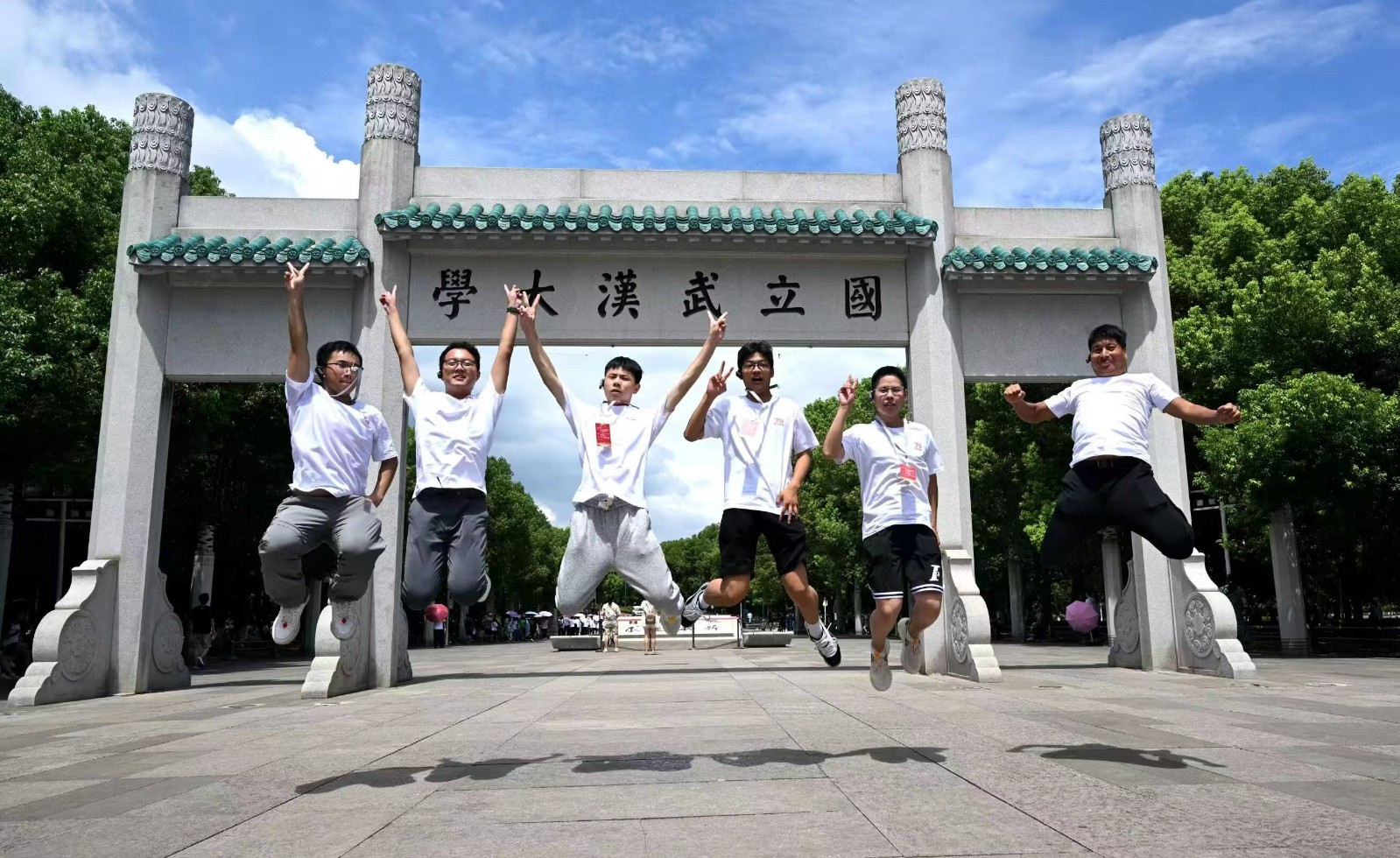“勁牌陽光學(xué)子”研學(xué)行的部分同學(xué)合影，左一為石錦杰同學(xué)